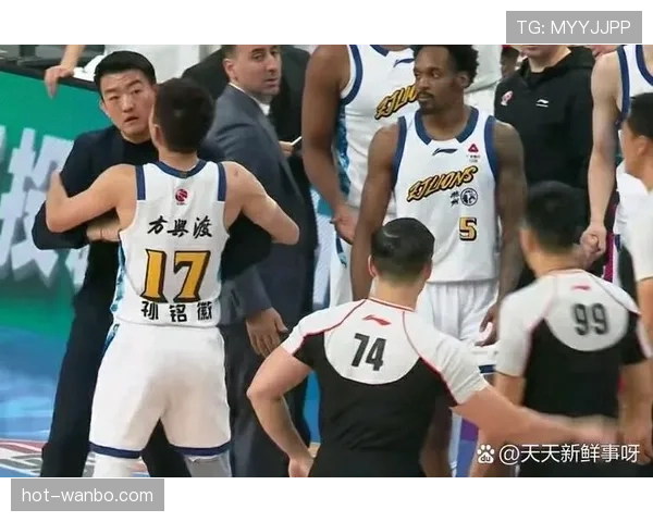 防守犯规与进攻犯规区别解析，新手必知的两大篮球规则